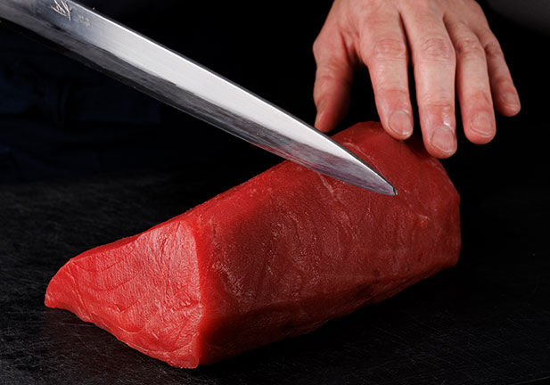 魚を切る